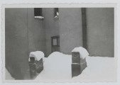 Fotografia - fotokopia budynku zasypanego śniegiem z czasów okupacji wykonana ze zdjęcia oryginalnego.
