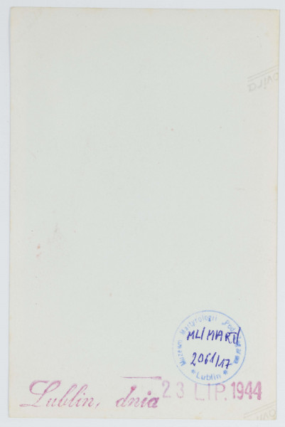 Fotografia - fotokopia dziecka przed budynkiem w Lublinie z czasów okupacji wykonana ze zdjęcia oryginalnego, opatrzona pieczątką `Lublin, dnia 23 LIP 1944`.