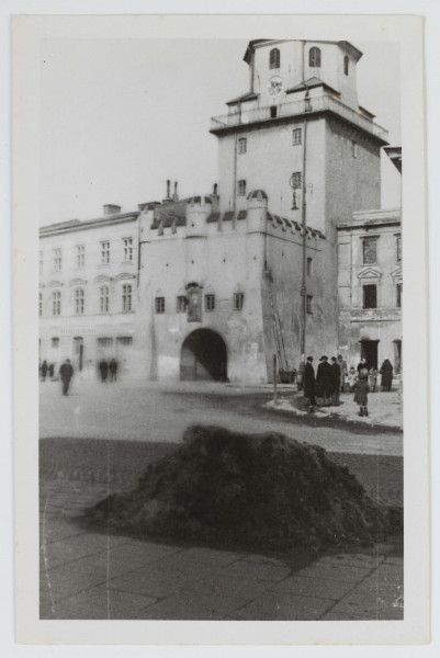 Fotografia - fotokopia Bramy Krakowskiej (z perspektywy ul. Koziej) z czasów okupacji wykonana ze zdjęcia oryginalnego, opatrzona pieczątką `Lublin, dnia 23 LIP 1944`.