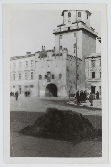 Fotografia - fotokopia Bramy Krakowskiej (z perspektywy ul. Koziej) z czasów okupacji wykonana ze zdjęcia oryginalnego, opatrzona pieczątką `Lublin, dnia 23 LIP 1944`.
