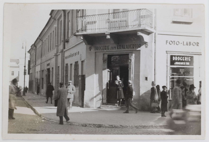 Fotografia - fotokopia kamienicy lubelskiej (drogerii przy Bramie Krakowskiej) z czasów okupacji wykonana ze zdjęcia oryginalnego, na odwrocie (ołówkiem) napis `125`.