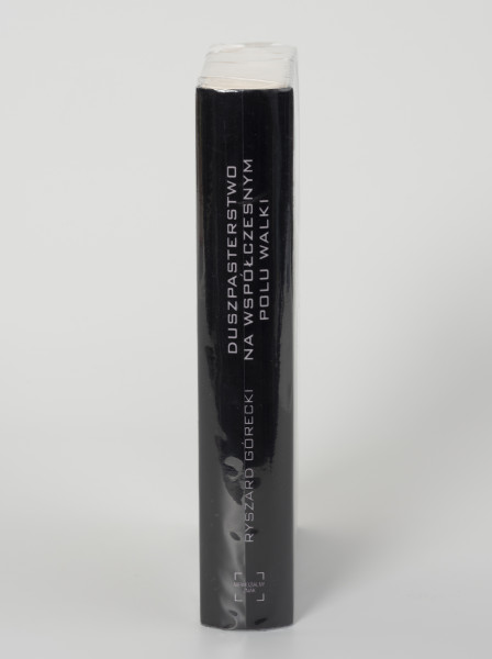 Ryszard Górecki. Duszpasterstwo na współczesnym polu walki - ujęcie z boku; Obłożony w foliową koszulkę obiekt-książka. Na grzbiecie od góry: tytuł publikacji, nazwisko autora i logo wydawnictwa.