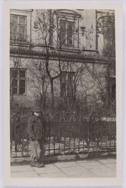 Fotografia - fotokopia dziecka przed budynkiem w Lublinie z czasów okupacji wykonana ze zdjęcia oryginalnego.	nieznany (fotograf)	
