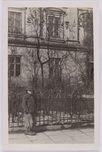 Fotografia - fotokopia dziecka przed budynkiem w Lublinie z czasów okupacji wykonana ze zdjęcia oryginalnego.	nieznany (fotograf)	
