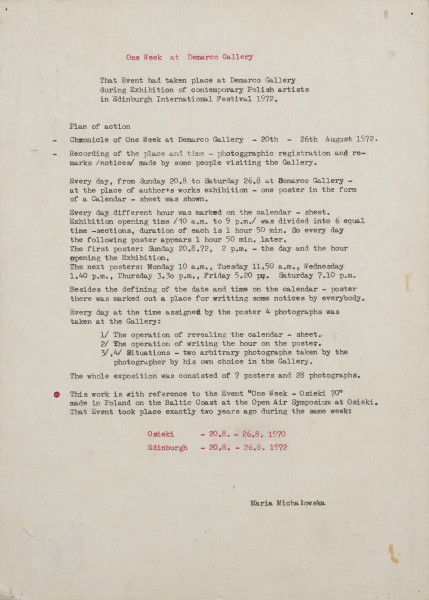 One Week at Demarco Gallery - ujęcie z przodu; Pożółkła kartka papieru z tekstem napisanym na maszynie naklejona na tekturkę. Autorski opis akcji zrealizowanej przez artystkę w Galerii Demarco w Edynburgu w dn. 20.08-26.08.1972. tekst napisany na maszynie czarną czcionką, tytuł w centrum wzdłuż górnej krawędzi czerwoną czcionką. Miejsca realizacji akcji w centrum u dołu strony czerwoną czcionką. Wzdłuż prawej krawędzi zabrudzenia w postaci dwóch pożołkłych plam. W lewym dolnym rogu zdarta wierzchnia warstwa papieru. We wszystkich narożnikach dziurki (ślady po montażu). Na rewersie w narożnikach ślady po taśmie montażowej.