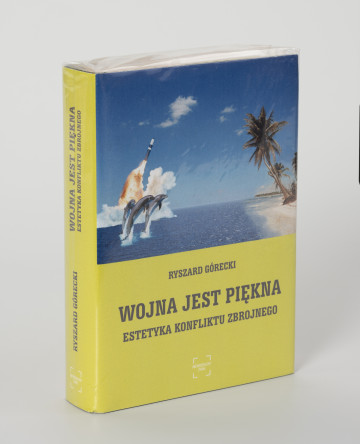 Ryszard Górecki. Wojna jest piękna. Estetyka konfliktu zbrojnego. - ujęcie z przodu; Obłożony w foliową koszulkę obiekt-książka. Okładka w kolorze limonkowym. Na frontowej stronie od góry: fotomontaż z przedstawieniem błękitnego morza i fragmentu egzotycznej piaszczystej plaży z palmami. Horyzont w 3/4 wysokości przedstawienia, partie nieba błękitne z kilkoma białymi pierzastymi chmurkami. Na pierwszym planie po lewej trzy wyskakujące z morza delfiny, za nimi wznoszący się w górę pocisk balistyczny, poniżej zdjęcia kolejno czarnymi literami: nazwisko autora (RYSZARD GÓRECKI) i tytuł publikacji (WOJNA JEST PIĘKNA. ESTETYKA KONFLIKTU ZBROJNEGO), u dołu okładki logo Wydawnictwa Niewidzialny Znak. Na grzbiecie okładki od góry: tytuł publikacji, nazwisko autora i logo wydawcy.