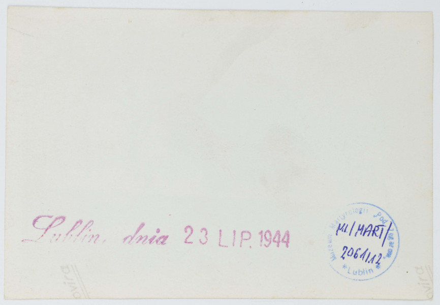 Fotografia - fotokopia ulicy Lublina zimą z czasów okupacji wykonana ze zdjęcia oryginalnego, opatrzona pieczątką `Lublin, dnia 23 LIP 1944`.