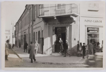 Fotografia - fotokopia kamienicy lubelskiej (drogerii przy Bramie Krakowskiej) z czasów okupacji wykonana ze zdjęcia oryginalnego.	nieznany (autor)	 na odwrocie (ołówkiem) napis `125`.	
