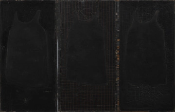 Palimpsest - ujęcie z przodu; Tryptyk malarski wykonany na trzech oryginalnych, czarnych tablicach szkolnych. Układ tablic pionowy. Tablice z płyty pilśniowej w drewnianych ramach. Powierzchnia tablic silnie spękana. Na każdej z trzech tablic wizerunek czarnego, dziewczęcego fartucha szkolnego bez rękawów wypełniający 3/4 powierzchni kompozycji.