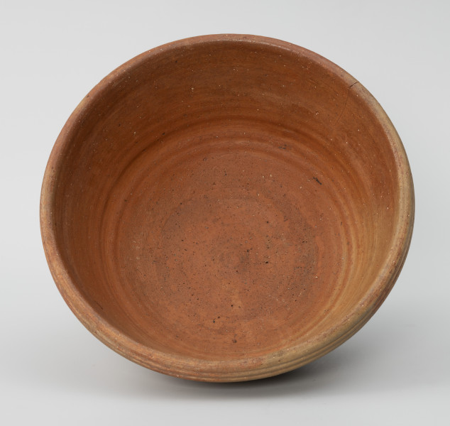 makutra - Ujęcie z góry; Naczynie w formie misy o szerokim wylewie. Dno słabo wyodrębnione. Od wewnątrz pokryta biegnącymi wokół ścianek rowkami, dzięki którym proces ucierania przebiegał łatwiej i szybciej. Prawdopodobnie dno pierwotnie także zaopatrzone było w rowki, obecnie silnie starte.