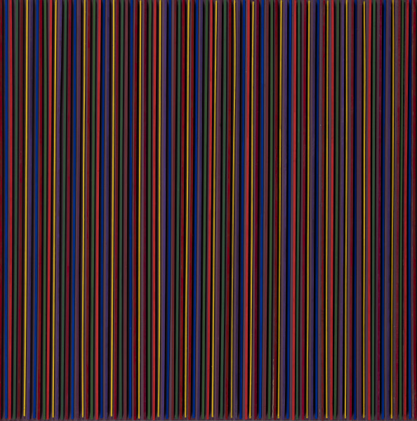 Kompozycja kwadratowa 6.01.04 - ujęcie z przodu; Kompozycja kwadratowa. Do płyty pilśniowej na całej powierzchni przyklejone czworokątne, wielobarwne listewki. Szerokość i głębokość listewek zróżnicowana. Różną szerokość mają także niewielkie odstępy pomiędzy listewkami. Płyta stanowiąca tło kompozycji fioletowa, kolorystyka listewek zróżnicowana: żółć, zieleń, odcienie czerwieni, oranż granat, róż. Barwy czyste, nasycone.