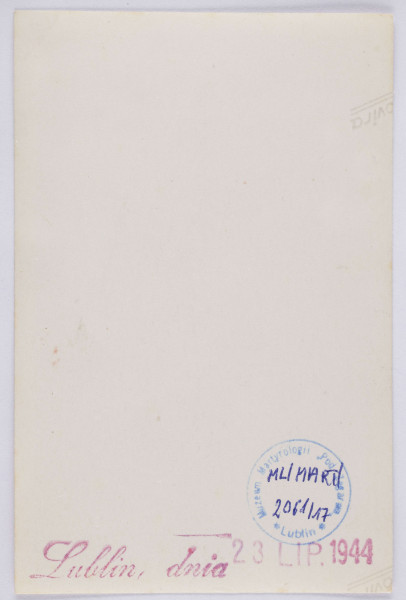 Fotografia - fotokopia dziecka przed budynkiem w Lublinie z czasów okupacji wykonana ze zdjęcia oryginalnego.	nieznany (fotograf)	
