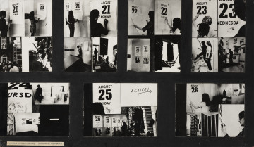 One Week at Demarco Gallery - ujęcie z przodu; Czarna tekturowa plansza w układzie poziomym z siedmioma czarno-białymi fotografiami naklejonymi w dwóch rzędach. W rzędzie górnym cztery pionowe fotografie, w rzędzie dolnym trzy poziome. Fotografie dokumentują akcję Marii Michałowskiej przeprowadzoną w Galerii Demarco w Edynburgu pomiędzy 20 a 26 sierpnia 1972. Na poszczególnych siedmiu fotografiach prezentowana jest dokumentacja kolejnych siedmiu dni akcji. W dolnym lewym rogu planszy naklejony pasek papieru z napisem wykonanym na maszynie w brzemieniu: One week at Demarco Gallery - photographic registration.