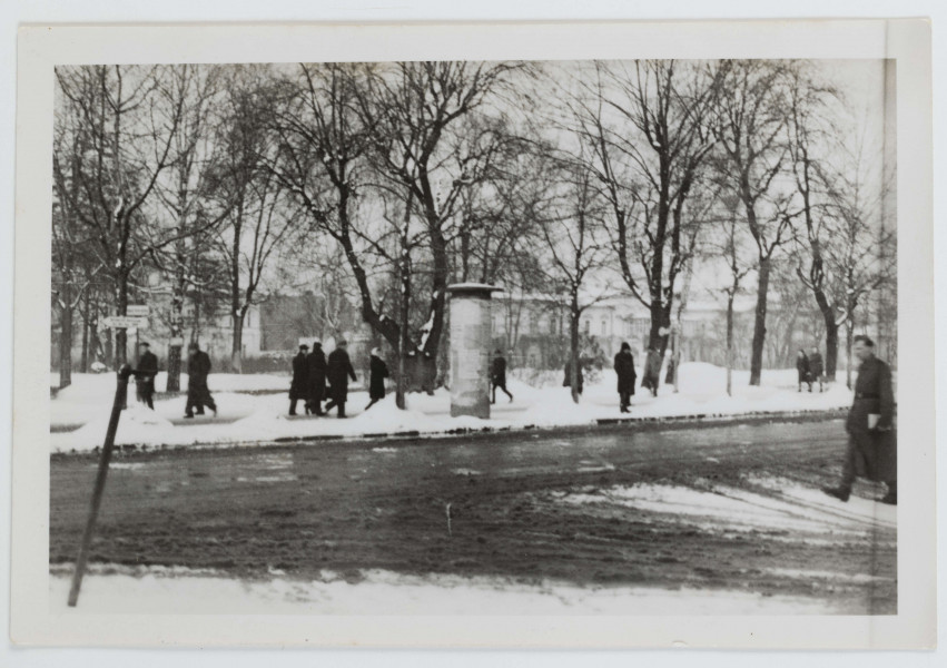 Fotografia - fotokopia ulicy Lublina zimą z czasów okupacji wykonana ze zdjęcia oryginalnego, opatrzona pieczątką `Lublin, dnia 23 LIP 1944`.