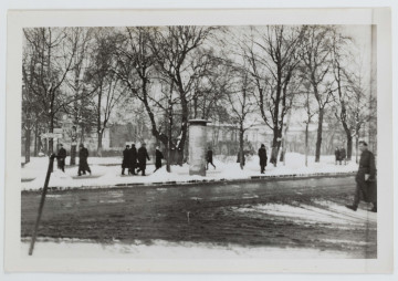 Fotografia - fotokopia ulicy Lublina zimą z czasów okupacji wykonana ze zdjęcia oryginalnego, opatrzona pieczątką `Lublin, dnia 23 LIP 1944`.