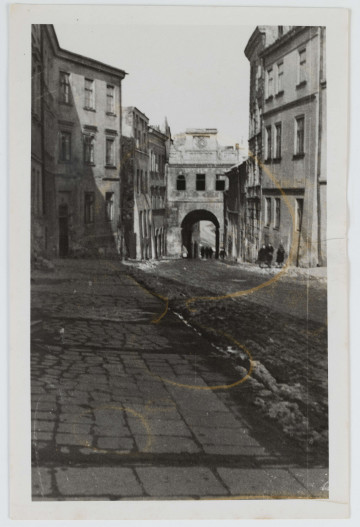 Fotografia - fotokopia Bramy Grodzkiej (od strony Starego Miasta) z czasów okupacji wykonana ze zdjęcia oryginalnego, opatrzona pieczątką `Lublin, dnia 23 LIP 1944`.