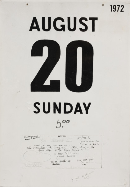 One Week at Demarco Gallery - ujęcie z przodu; Czarno-biała fotografia z przedstawieniem kartki z kalendarza. Na białym tle czarne nadruki i odręczne napisy. W centrum wyeksponowana powiększoną czcionką cyfra 20, powyżej napis AUGUST, poniżej: SUNDAY |5.00. W dolnej części przedstawienia czarna prostokątna ramka, wewnątrz, w centrum wzdłuż górnej, krawędzi napis: NOTES | What did you find interesting today? | What has attracted your attention? | Please write it down. Thank you. W jej obrębie szereg odręcznych, częściowo nieczytelnych, adnotacji. Jedna z adnotacji poniżej ramki.