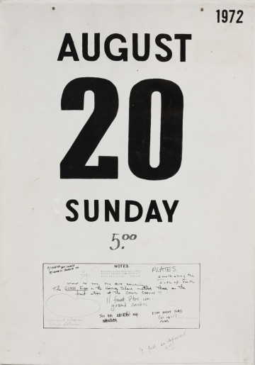 One Week at Demarco Gallery - ujęcie z przodu; Czarno-biała fotografia z przedstawieniem kartki z kalendarza. Na białym tle czarne nadruki i odręczne napisy. W centrum wyeksponowana powiększoną czcionką cyfra 20, powyżej napis AUGUST, poniżej: SUNDAY |5.00. W dolnej części przedstawienia czarna prostokątna ramka, wewnątrz, w centrum wzdłuż górnej, krawędzi napis: NOTES | What did you find interesting today? | What has attracted your attention? | Please write it down. Thank you. W jej obrębie szereg odręcznych, częściowo nieczytelnych, adnotacji. Jedna z adnotacji poniżej ramki.