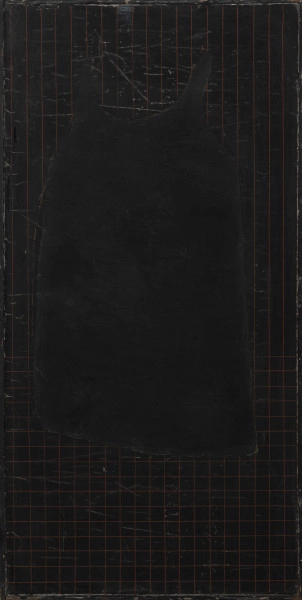 Palimpsest - ujęcie z przodu; Jeden z trzech oryginalnych obrazów wchodzących w skład tryptyku, czarna tablica szkolna. Układ tablicy pionowy. Tablica z płyty pilśniowej w drewnianej ramie. Powierzchnia tablicy silnie spękana. Na tablicy wizerunek czarnego, dziewczęcego fartucha szkolnego bez rękawów wypełniający 3/4 powierzchni kompozycji.