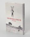 Ryszard Górecki. Tajne konstrukcje lotnicze PRL - ujęcie z przodu; Obłożony w foliową koszulkę obiekt-książka. Na frontowej stronie okładki czarno-biały fotomontaż z przedstawieniem odwróconego tyłem, unoszącego się w powietrzu żołnierza. Na plecach żołnierza plecak odrzutowy oznakowany szachownicą (symbolem polskich lotniczych sił zbrojnych), na ramionach skrzydła polskiej husarii. Żołnierz unosi się nad zaoranymi polami. Na pierwszym planie po prawej stronie pies, w tle po  prawej sylweta kościoła, po lewej zabudowania gospodarcze. Na środku okładki czerwony napis z tytułem publikacji (TAJNE KONSTRUKCJE LOTNICZE PRL) i nazwiskiem autora (RYSZARD GÓRECKI). U dołu okładki czerwone logo wydawnictwa Niewidzialny Znak.