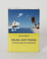Ryszard Górecki. Wojna jest piękna. Estetyka konfliktu zbrojnego. - ujęcie z przodu; Obłożony w foliową koszulkę obiekt-książka. Okładka w kolorze limonkowym. Na frontowej stronie od góry: fotomontaż z przedstawieniem błękitnego morza i fragmentu egzotycznej piaszczystej plaży z palmami. Horyzont w 3/4 wysokości przedstawienia, partie nieba błękitne z kilkoma białymi pierzastymi chmurkami. Na pierwszym planie po lewej trzy wyskakujące z morza delfiny, za nimi wznoszący się w górę pocisk balistyczny, poniżej zdjęcia kolejno czarnymi literami: nazwisko autora (RYSZARD GÓRECKI) i tytuł publikacji (WOJNA JEST PIĘKNA. ESTETYKA KONFLIKTU ZBROJNEGO), u dołu okładki logo Wydawnictwa Niewidzialny Znak.