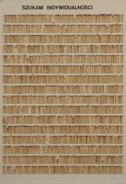 Kompozycja; Szukam indywidualności - ujęcie z przodu; Kompozycja w układzie pionowym. Na szarej tekturowej tablicy kilkanaście poziomych rzędów naklejonych nowych zapałek. Ponad nimi napis wielkimi literami wykonany z czarnej folii samoprzylepnej: SZUKAM INDYWIDUALNOŚCI. Zapałki ułożone ciasno jedna przy drugiej, dominują zapałki o standardowych wymiarach i wyglądzie. Gdzieniegdzie w rzędach zapałek pojawiają się zapałki o wykraczającym poza normę wyglądzie - dłuższe, grubsze, uszkodzone, podwójne. Narożniki i krawędzie tektury z licznymi śladami nakłuć pomontażowych.