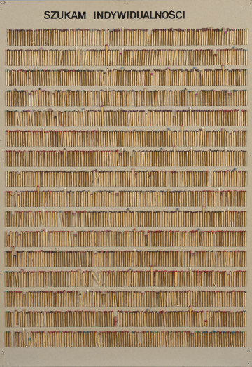 Kompozycja; Szukam indywidualności - ujęcie z przodu; Kompozycja w układzie pionowym. Na szarej tekturowej tablicy kilkanaście poziomych rzędów naklejonych nowych zapałek. Ponad nimi napis wielkimi literami wykonany z czarnej folii samoprzylepnej: SZUKAM INDYWIDUALNOŚCI. Zapałki ułożone ciasno jedna przy drugiej, dominują zapałki o standardowych wymiarach i wyglądzie. Gdzieniegdzie w rzędach zapałek pojawiają się zapałki o wykraczającym poza normę wyglądzie - dłuższe, grubsze, uszkodzone, podwójne. Narożniki i krawędzie tektury z licznymi śladami nakłuć pomontażowych.