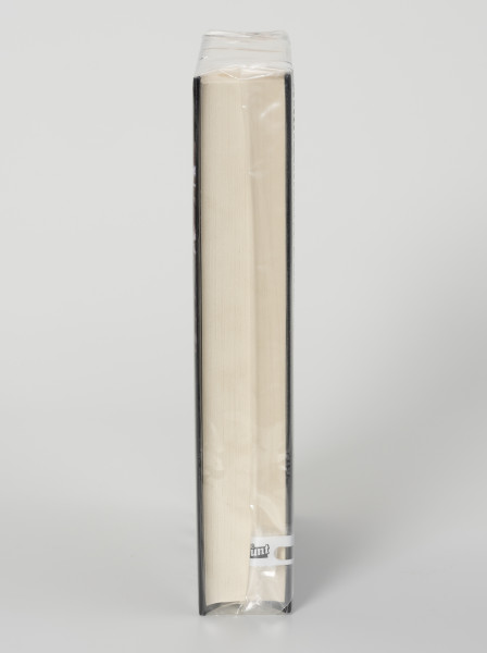 Ryszard Górecki. Duszpasterstwo na współczesnym polu walki - ujęcie z boku; Obłożony w foliową koszulkę obiekt-książka. Widok na bok od strony wewnętrznych stron.