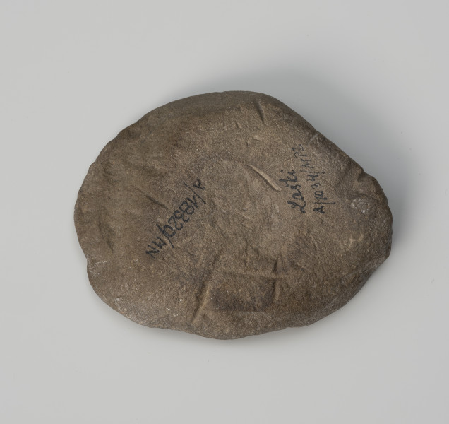 Forma odlewnicza - ujęcie z dołu; Forma jednodzielna z surowca skalnego, nieregularna.