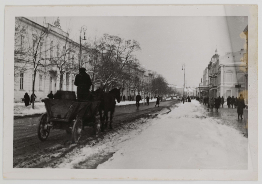 Fotografia - fotokopia Krakowskiego Przedmieścia (w kierunku Placu Litewskiego) zimą z czasów okupacji wykonana ze zdjęcia oryginalnego, opatrzona pieczątką `Lublin, dnia 23 LIP 1944`.