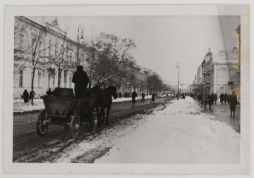 Fotografia - fotokopia Krakowskiego Przedmieścia (w kierunku Placu Litewskiego) zimą z czasów okupacji wykonana ze zdjęcia oryginalnego, opatrzona pieczątką `Lublin, dnia 23 LIP 1944`.