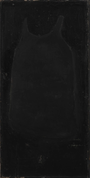 Palimpsest - ujęcie z przodu; Jeden z trzech oryginalnych obrazów wchodzących w skład tryptyku, czarna tablica szkolna. Układ tablicy pionowy. Tablica z płyty pilśniowej w drewnianej ramie. Powierzchnia tablicy silnie spękana. Na tablicy wizerunek czarnego, dziewczęcego fartucha szkolnego bez rękawów wypełniający 3/4 powierzchni kompozycji.