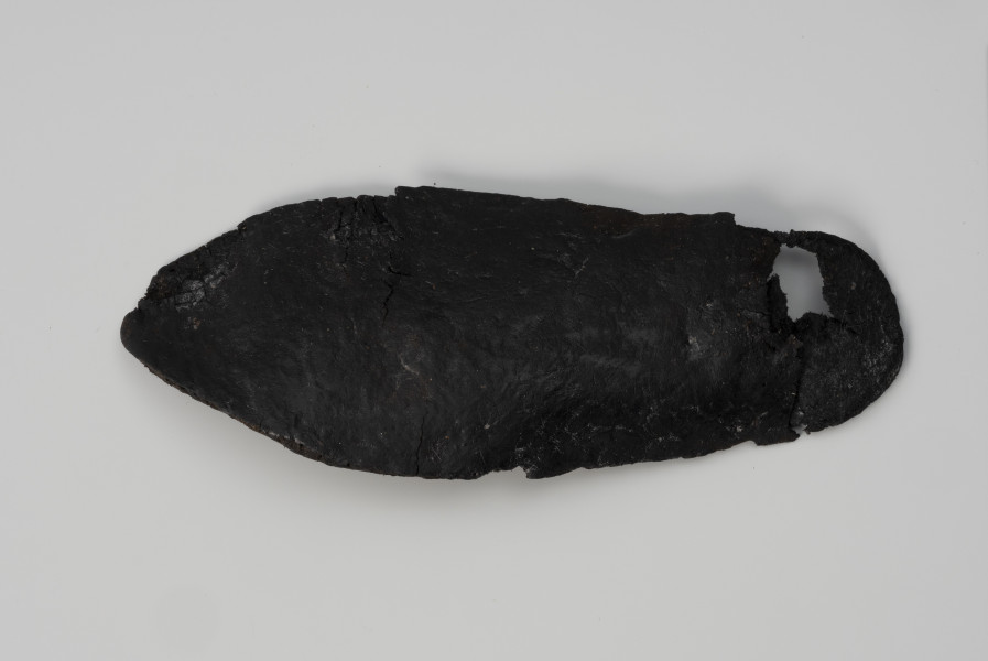 Podeszwa - ujęcie z dołu; Podeszwa jednoczęściowa z krzywizną od strony wewnętrznej z zaokrągloną piętą i owalnym noskiem. Z dookolnymi śladami szycia ściegiem dwuigłowym. Pod piętą ślady noszenia.