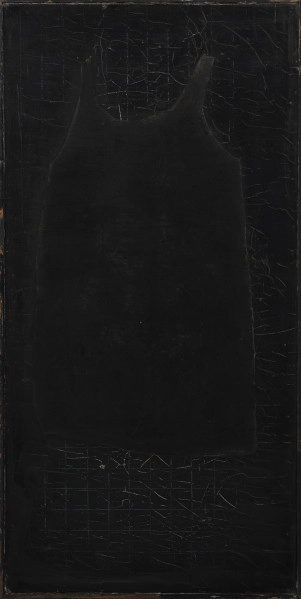 Palimpsest - ujęcie z przodu; Jeden z trzech oryginalnych obrazów wchodzących w skład tryptyku, czarna tablica szkolna. Układ tablicy pionowy. Tablica z płyty pilśniowej w drewnianej ramie. Powierzchnia tablicy silnie spękana. Na tablicy wizerunek czarnego, dziewczęcego fartucha szkolnego bez rękawów wypełniający 3/4 powierzchni kompozycji.