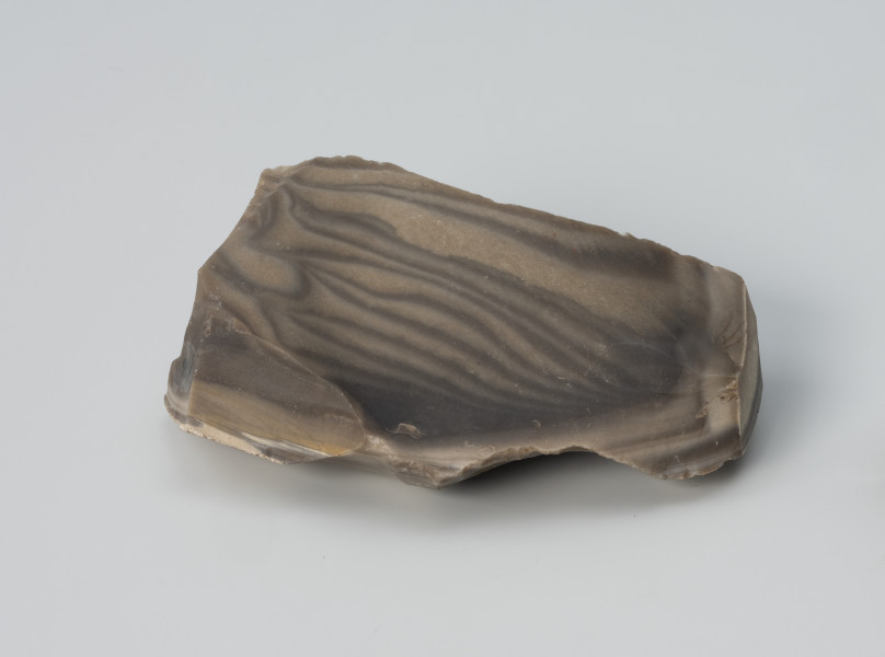 półwytwór narzędzia - Ujęcie z boku; Masywny odłupek krzemienia pasiastego, część większej bryły.