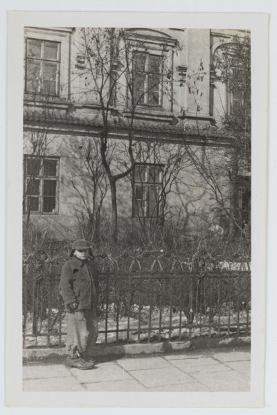 Fotografia - fotokopia dziecka przed budynkiem w Lublinie z czasów okupacji wykonana ze zdjęcia oryginalnego, opatrzona pieczątką `Lublin, dnia 23 LIP 1944`.