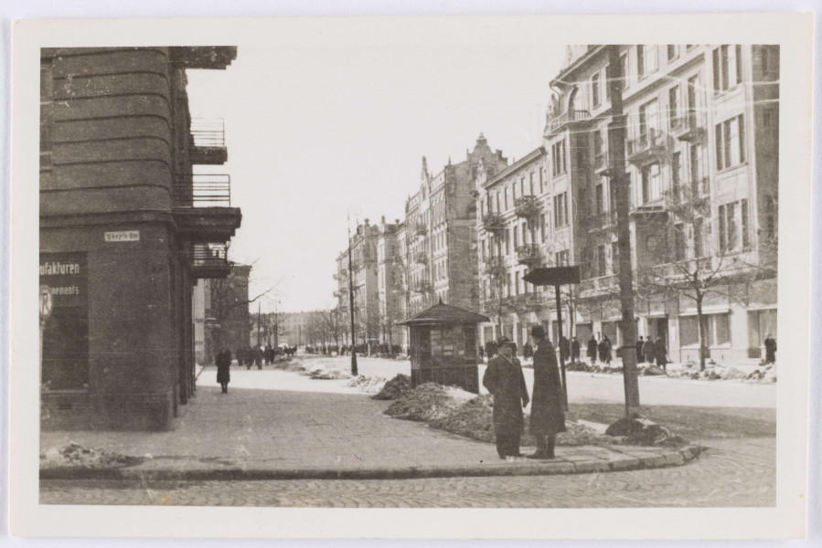 Fotografia - fotokopia Krakowskiego Przedmieścia na skrzyżowaniu z ul. Chopina (w kierunku al. Racławickich) z czasów okupacji wykonana ze zdjęcia oryginalnego, opatrzona pieczątką `Lublin, dnia 23 LIP 1944`.	