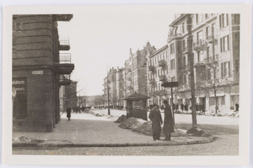Fotografia - fotokopia Krakowskiego Przedmieścia na skrzyżowaniu z ul. Chopina (w kierunku al. Racławickich) z czasów okupacji wykonana ze zdjęcia oryginalnego, opatrzona pieczątką `Lublin, dnia 23 LIP 1944`.	
