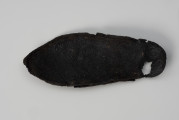 Podeszwa - ujęcie z góry; Podeszwa jednoczęściowa z krzywizną od strony wewnętrznej z zaokrągloną piętą i owalnym noskiem. Z dookolnymi śladami szycia ściegiem dwuigłowym. Pod piętą ślady noszenia.