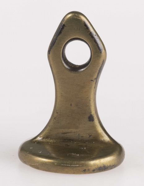 Owalna tarcza z herbem Dębo, zwieńczona otwartą koroną o otoczona armaturą. Po obu stronach litery [A?] – C
