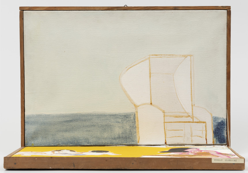 Obraz - ujęcie z przodu; Obraz złożony z 2 równych części połączonych metalowymi zawiasami pod kątem prostym. Górna część przedstawia szkicowy zarys kosza plażowego usytuowany na pierwszym planie po prawej stronie obrazu na tle linii horyzontu. Barwy pastelowe, błękitne, białe, ugrowe. Dolną część wypełnia głównie żółta płaszczyzna.