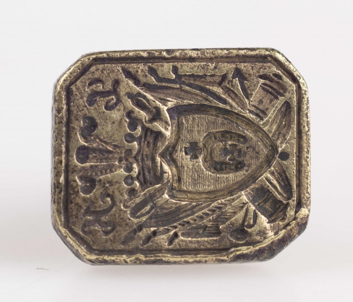 Na gotyckiej tarczy herb Lubicz, zwieńczony otwartą koroną z trzema strusimi piórami, po bokach których litery L – H - pismem kaligraficznym. tarcza otoczona sztandarami i armaturą.  uszko do zawieszania na ozdobnie profilowanym płaskim trzonku.
