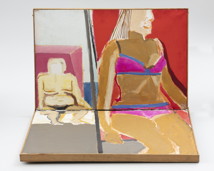 Mały intymny świat (plaża) - Ujęcie z przodu; Obraz dwuelementowy składany pod kątem prostym w połowie. Od górnej krawędzi, z lewej (1/3 szerokości) biegnie ukosem z góry w dół brązowo-szara linia. Po prawej postać kobieca wypełniająca całą wysokość kompozycji, ujęta do kolan, głowa w zarysie do wysokości czoła. Ubrana w różowy z niebieskimi obszyciami kostium kąpielowy. Po lewej, w głębi naszkicowana sylwetka siedzącego w koszu mężczyzny w ciemnych slipkach. Koloryt płaszczyzny czystych tonów: kobieta na tłe czerwieni, mężyzna na jasno-amarantowym tle oparcia kosza plażowego, za nim jasna płaszczyzna z niewielką plamą niebieskiego (morza?) pośrodku.