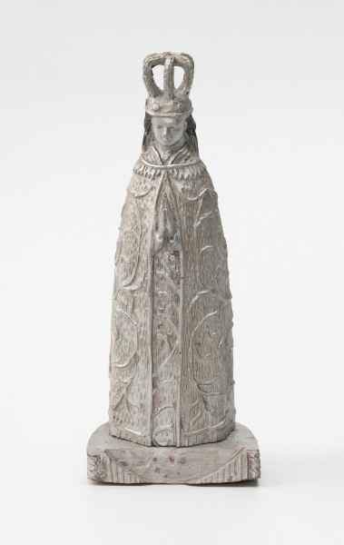 Matka Boska Skępska - ujęcie z przodu; Rzeźba przedstawiająca figurę Matki Boskiej znajdującej się w kościele Zwiastowania Najświętszej Maryi Panny, w klasztorze ojców Bernardynów w miejscowości Skępe (województwo kujawsko-pomorskie). Postać kobieca wykonana w jednym kawałku drewna stoi na postumencie o kształcie półkola. Oba elementy połączone są ze sobą w sposób niewidoczny, prawdopodobnie za pomocą bolca lub kleju. Na frontowym boku postumentu wycięty negatyw półksiężyca. Prawdopodobnie pierwotnie w tym miejscu umieszczony był siep półksiężyca. Rzeźba pełna, wolnostojąca, statyczna, pomalowana w całości srebrną farbą – poza czarnymi włosami. Na głowie postaci duża ażurowa korona, włosy luźno spływają na plecy. Dłonie o wydłużonych palcach modlitewnie złożone na piersiach są jedyną częścią ciała widoczną poza okrywającą całą postać szatą zdobioną motywem roślinnym.