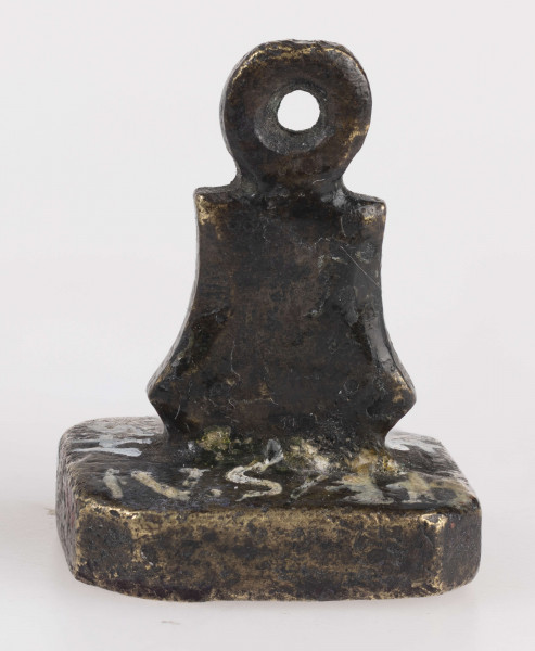 Na gotyckiej tarczy herb Lubicz, zwieńczony otwartą koroną z trzema strusimi piórami, po bokach których litery L – H - pismem kaligraficznym. tarcza otoczona sztandarami i armaturą.  uszko do zawieszania na ozdobnie profilowanym płaskim trzonku.
