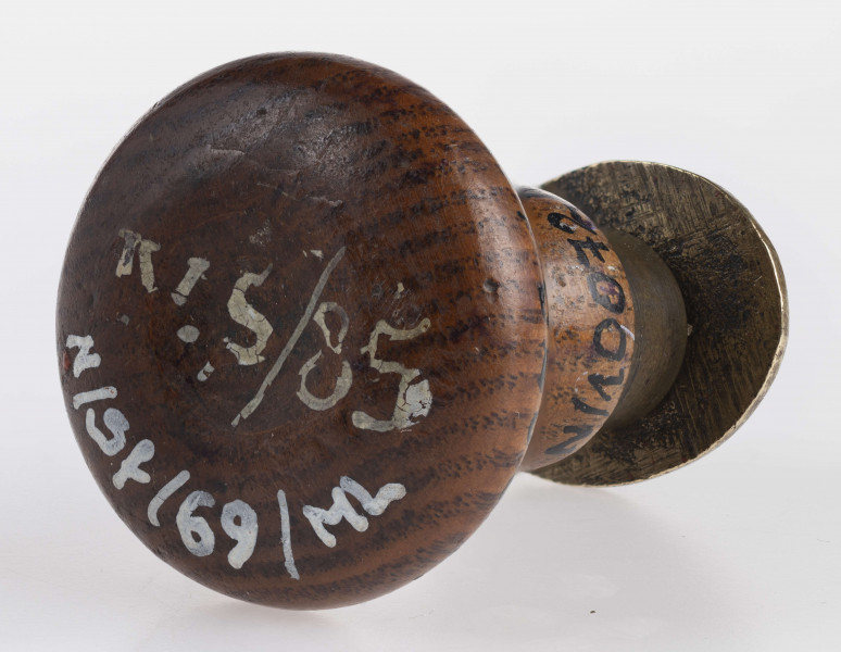 Tłok obramowany gładkim otokiem, w polu kotwica, po jej obu stronach litery A - D / I - D. Pod kotwicą napis: N=24
