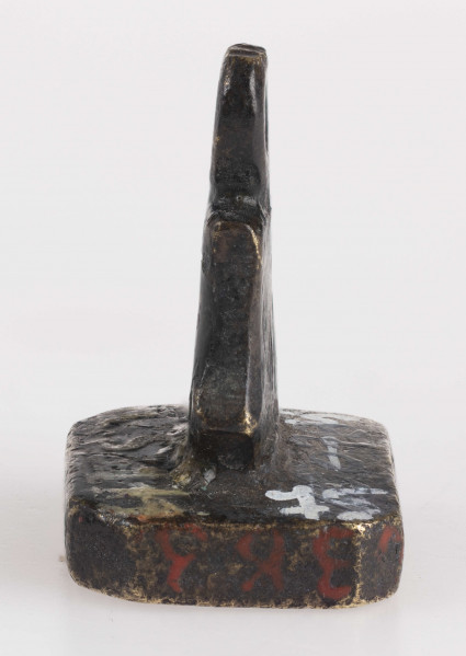 Na gotyckiej tarczy herb Lubicz, zwieńczony otwartą koroną z trzema strusimi piórami, po bokach których litery L – H - pismem kaligraficznym. tarcza otoczona sztandarami i armaturą.  uszko do zawieszania na ozdobnie profilowanym płaskim trzonku.
