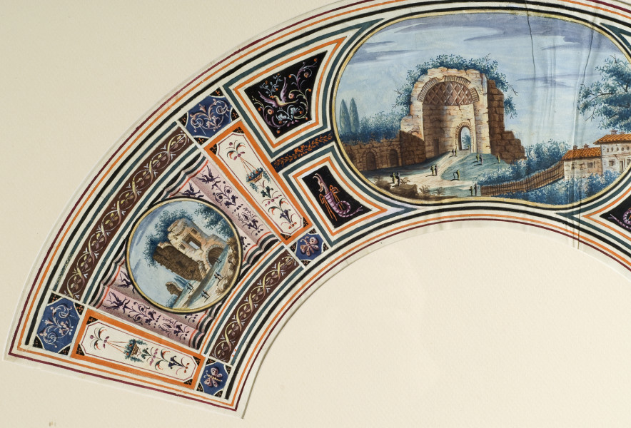 Pokrycie wachlarza składanego, plisowanego (nie zamocowanego nigdy na żeberkach stelażu) wykonane z białej, koźlęcej skóry dekorowanej gwaszem. Dekorację stanowią trzy kompozycje z widokami ruin rzymskich ze sztafażem