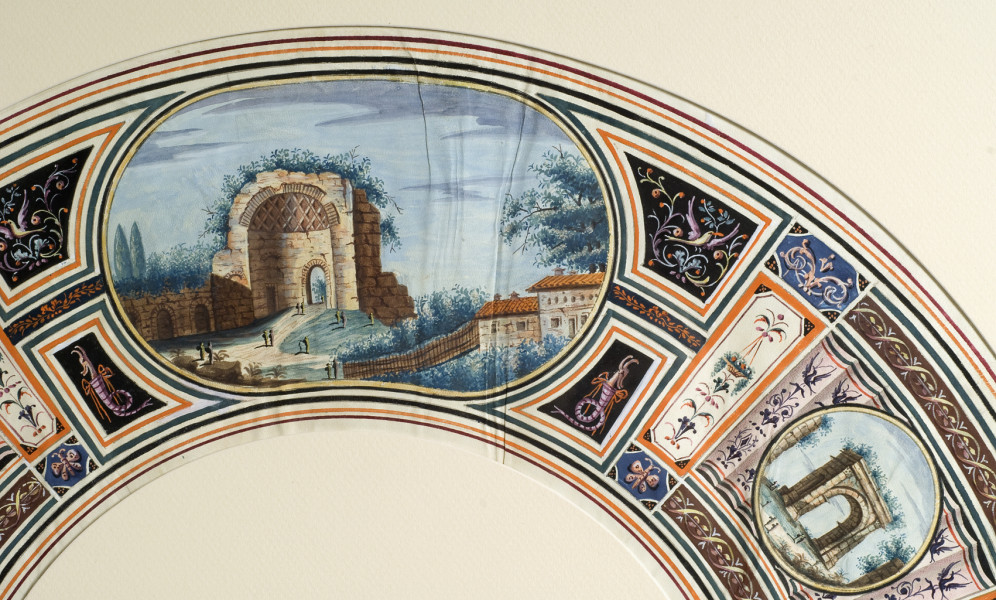 Pokrycie wachlarza składanego, plisowanego (nie zamocowanego nigdy na żeberkach stelażu) wykonane z białej, koźlęcej skóry dekorowanej gwaszem. Dekorację stanowią trzy kompozycje z widokami ruin rzymskich ze sztafażem