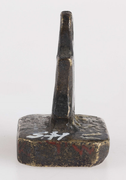 Na gotyckiej tarczy herb Lubicz, zwieńczony otwartą koroną z trzema strusimi piórami, po bokach których litery L – H - pismem kaligraficznym. tarcza otoczona sztandarami i armaturą.  uszko do zawieszania na ozdobnie profilowanym płaskim trzonku.
